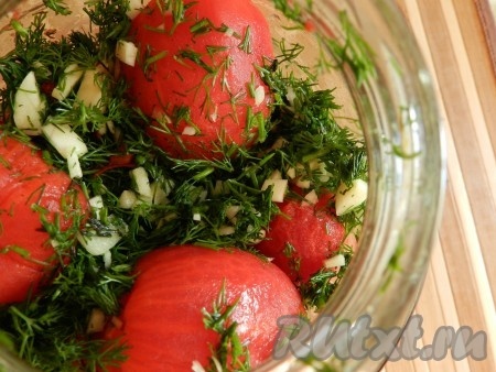 Очищенные от кожуры помидоры, складывать в банку, пересыпая нарезанной зеленью, чесноком и красным перцем. Залить теплым рассолом и оставить мариноваться на одни сутки.