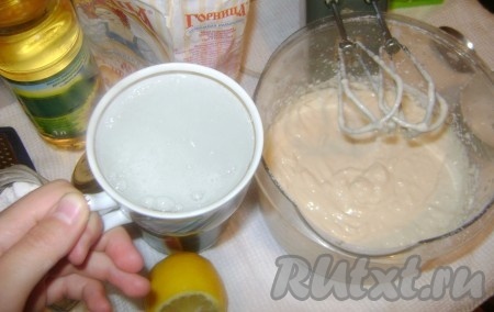 Добавить кефир, взбить, просеять в миску муку и перемешать.
Теперь взять крутой кипяток, в него положить 1-1,5 чайной ложки соды. Вода начнет пениться, быстро влить в тесто и