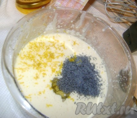 Добавить мак, масло, натереть цедру лимона, перемешать хорошенько.