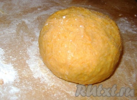 Замесить не липнущее к рукам, мягкое тесто.