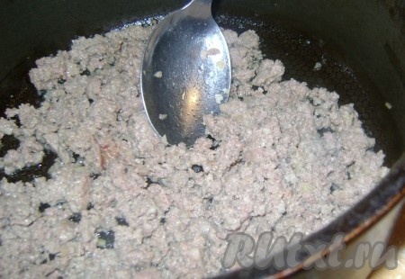 В фарш добавить соль, перец и очень мелко измельченный лук, все хорошо перемешать. Слегка обжарить на сухой сковороде. Буквально минутку. Начинка для пельменей из тыквы готова.