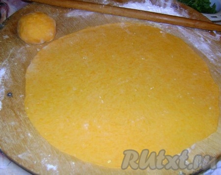 Тесто раскатать в круг.