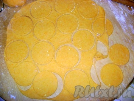 Вырезать кружочки.