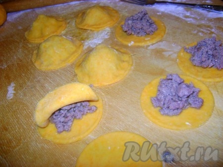 Выложить начинку и накрыть другим кружочком теста.