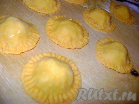 Залепить края пельменей.