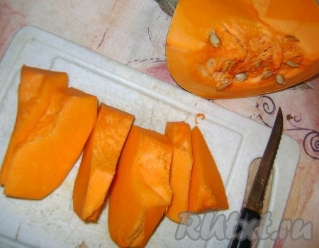 Тыкву очистить, нарезать на кусочки, залить водой и отварить до готовности.