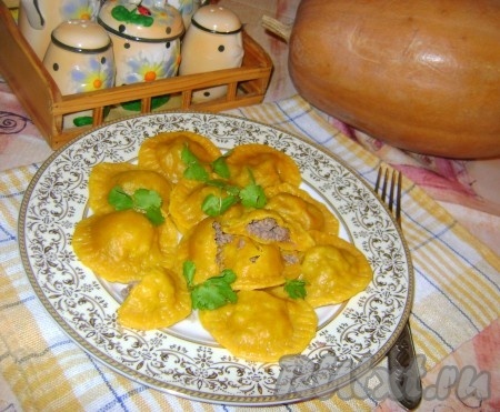 Ну вот и заключительный момент, нужно отварить тыквенные пельмешки в кипящей подсоленной воде до готовности.