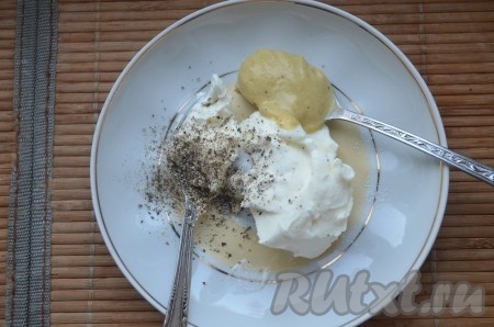 Сливочный сыр растереть с горчицей, посолить и поперчить по вкусу. Горчица придаст закуске пикантный вкус.
