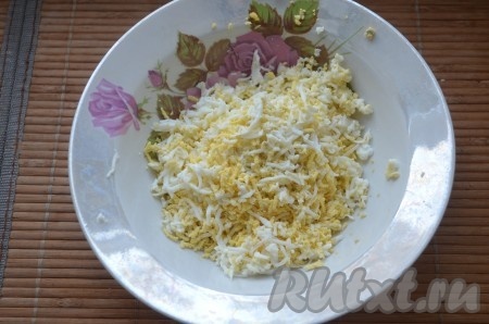 Яйца натереть на мелкой терке.