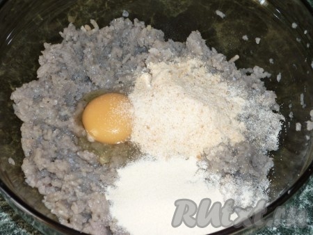 Лук тоже перемалываем в мясорубке. Рыбный фарш перемешиваем с луком, сухарями, манной крупой, добавляем яйцо, солим, перчим.