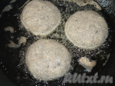 Формируем рыбные котлеты и обжариваем на сковороде с двух сторон в растительном масле.