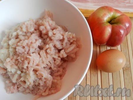 Куриное филе перекрутить на мясорубке вместе с луком.
