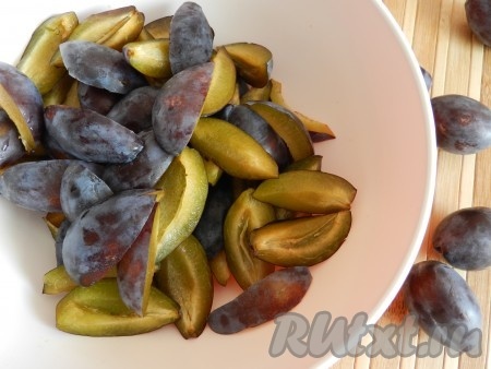 Сливы вымыть, очистить от косточек, нарезать на 4 части, выложить в миску.