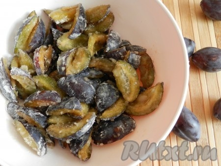 К сливам добавить 1/3 стакана сахара и крахмал, перемешать и оставить на 15 минут.