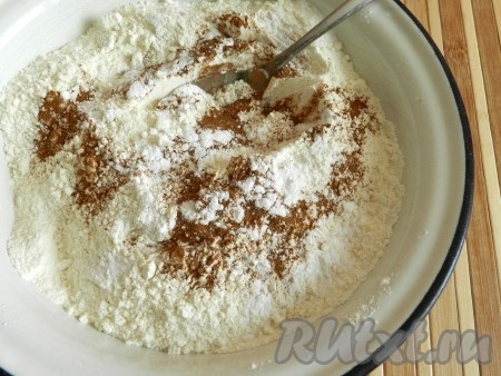 В миске соединить муку, разрыхлитель, оставшийся сахар, корицу и соль, перемешать получившуюся смесь сухих ингредиентов.