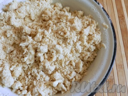 Добавить 1-2 столовых ложки холодной воды, растереть, чтобы получились крупные крошки.