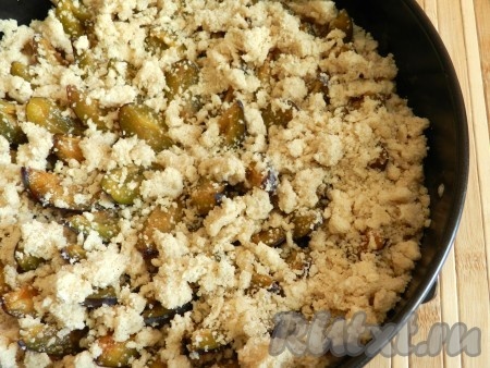 Поверх слив равномерно разложить оставшееся тесто-крошку. Выпекать песочный пирог со сливами в духовке, разогретой до 180 градусов, минут 45-50 (до подрумянивания теста).