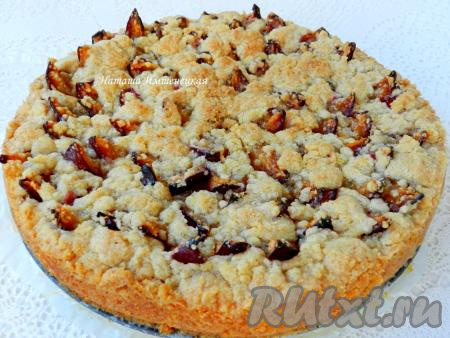 Песочный пирог со сливами и крошкой