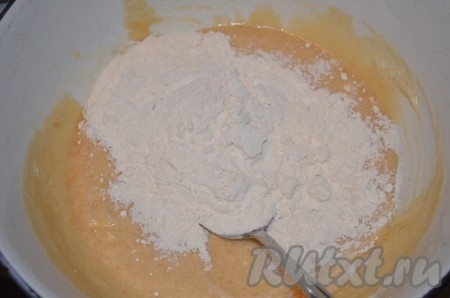 Муку просеять. Все тщательно перемешать.