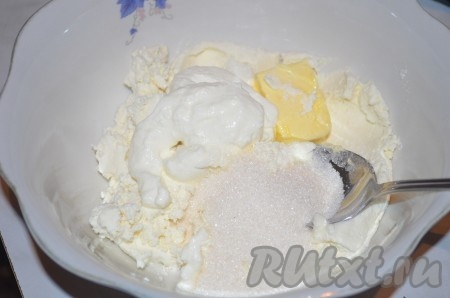 Для начинки тщательно перемешать творог, сливочное масло, молоко и сахар.