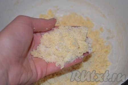Для крошки охлажденное сливочное масло натереть на крупной терке, руками перемешать с сахаром и мукой.