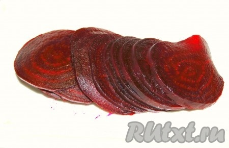 Свеклу нарезать сначала на тонкие кружки, а потом на небольшие брусочки. Выложить поверх листовой зелени.