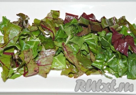 Листовую зелень мелко нарезать и выложить на блюдо.