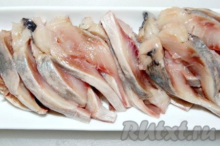 Селедку почистить, разделить на филе и нарезать тонкими брусочками.