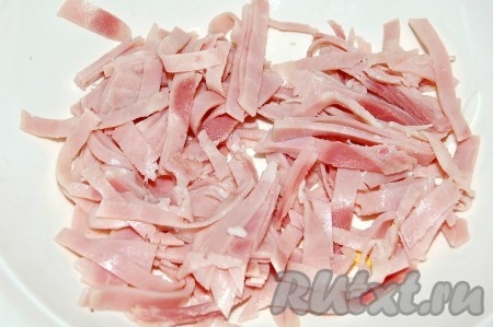 Ветчину нарезать тонкими брусочками и сложить в миску.
