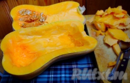 Режем тыкву  вдоль на 2 части, избавляемся от семян и выскребаем мякоть ножом и ложкой. Мякоть потом дополнительно измельчаем.