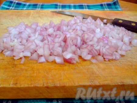 Красную луковицу мелко режем.