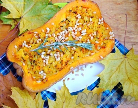 Посыпаем кедровыми орешками (можно чуть их обжарить) и подаем наивкуснейшую фаршированную тыкву, запеченную в духовке, к столу!
