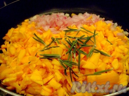 Теперь обжариваем на оливковом масле извлеченную из тыквы мякоть вместе с луком.