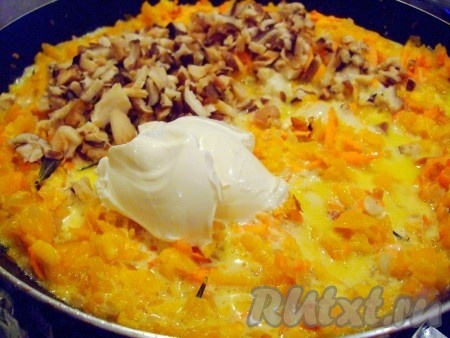 Через пару минут добавляем розмарин, сливки, морковь, чеснок  и размоченные грибы. Немного воды из-под грибов оставляем для дальнейшего приготовления.