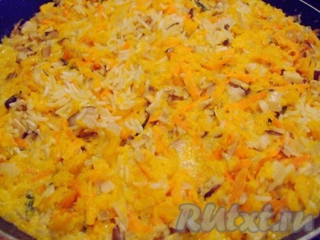 Тушим все вместе минут 5-7 на небольшом огне. Затем добавляем воду, в которой замачивались грибы (не слишком много, где-то полстакана или чуть больше) и промытый рис. Солим по вкусу.