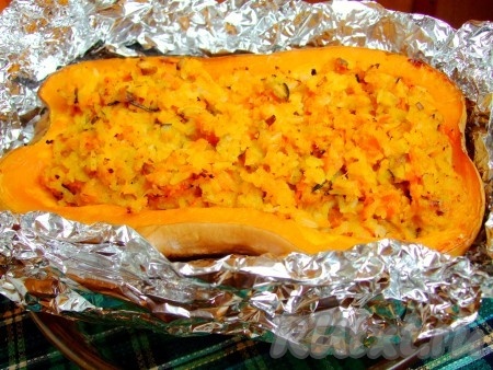 Теперь наполняем смесью половинки тыквы, плотно накрываем фольгой и ставим фаршированную тыкву запекаться в разогретую до 230 градусов духовку.
Забываем про тыкву на 1–1,5 часа, затем достаем, разворачиваем.