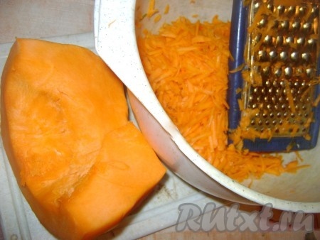 Теперь надо приготовить начинку: тыкву натереть на тёрке, лук мелко нарезать.