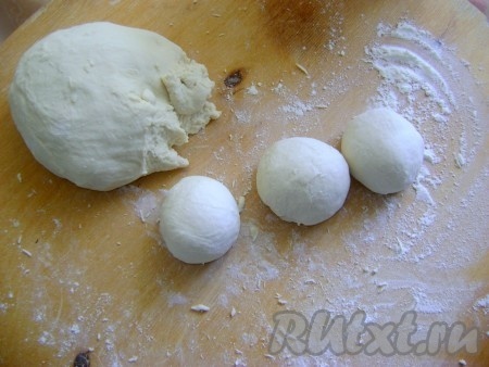 Можно приступать к нашим чуду. Тесто разделить на колобочки.