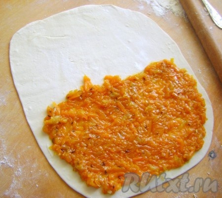 Раскатать тесто в круг, тонко. На половину выложить начинку.