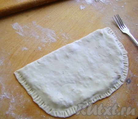 Накрыть другой половинкой теста, защипнуть край с помощью вилки.