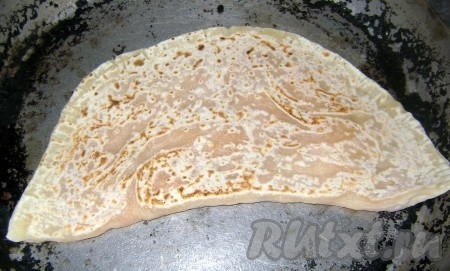 Жарить чуду с тыквой на раскалённой сухой сковороде с двух сторон.