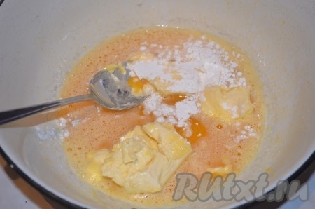 Добавить размягченное сливочное масло и разрыхлитель.