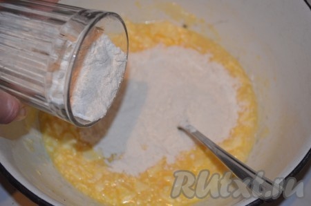 Просеять муку, все тщательно перемешать. Муку добавлять постепенно, тесто не должно быть густым.