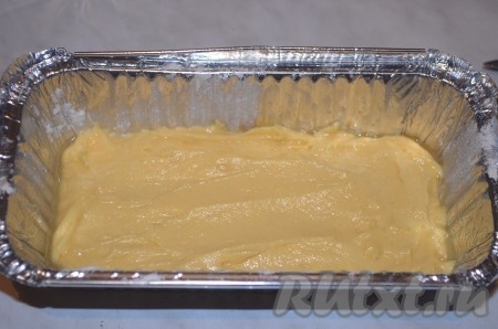 Половину теста выложить в смазанную форму для кекса.