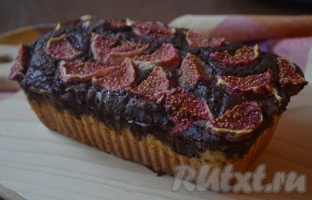 Выпекать кекс с горьким шоколадом и инжиром в предварительно разогретой духовке 45-50 минут при температуре 180 градусов.
