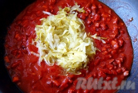 Добавить натёртые на крупной тёрке (мне так больше нравится) или нарезанные солёные огурцы, перемешать и тушить ещё 3-5 минут.