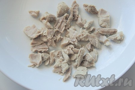 Мясо (я брала свинину, но можно взять и, например, курицу) выложить в кастрюлю, залить 2 литрами воды, поставить на огонь и варить до готовности мяса (время варки зависит от мяса, которое вы используете, - это может занять от 25 до 60 минут). Мясо извлечь из бульона, кости, если они есть, убрать, затем мясо нарезать.