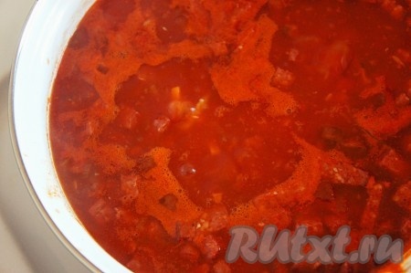 Добавить в солянку подготовленную заранее томатную зажарку из овощей и колбасы, а также нарезанное мясо из бульона. Возможно, придётся долить ещё немного воды, если вы не любите очень густую солянку. Добавить маслины, соль, чёрный молотый перец и огуречный рассол (для резкости) по вкусу, дать закипеть, убавить огонь и варить 3-5 минут. Затем снять солянку с огня, накрыть крышкой и дать ей настояться не менее 15 минут.