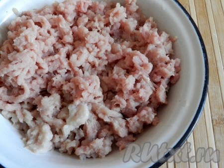 Из мяса индейки (грудки и бедра) приготовить фарш, перекрутив мясо на мясорубке вместе с луковицей.