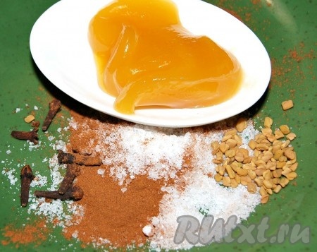 Для заливки поставить воду на огонь, добавить в нее соль, мед, гвоздику и корицу.